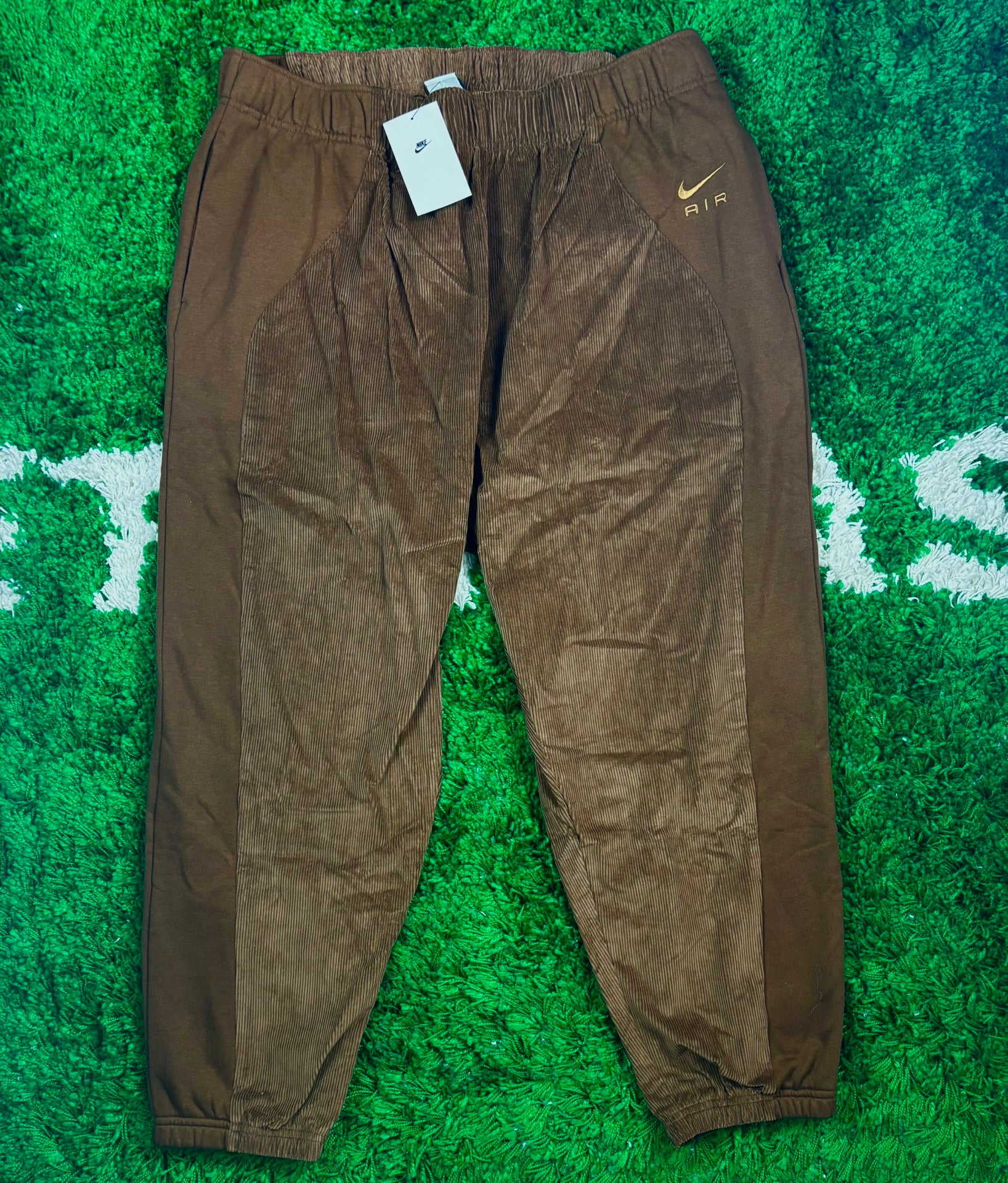 Nike Jogginghose aus Cord Kakaobraun (Women‘s)